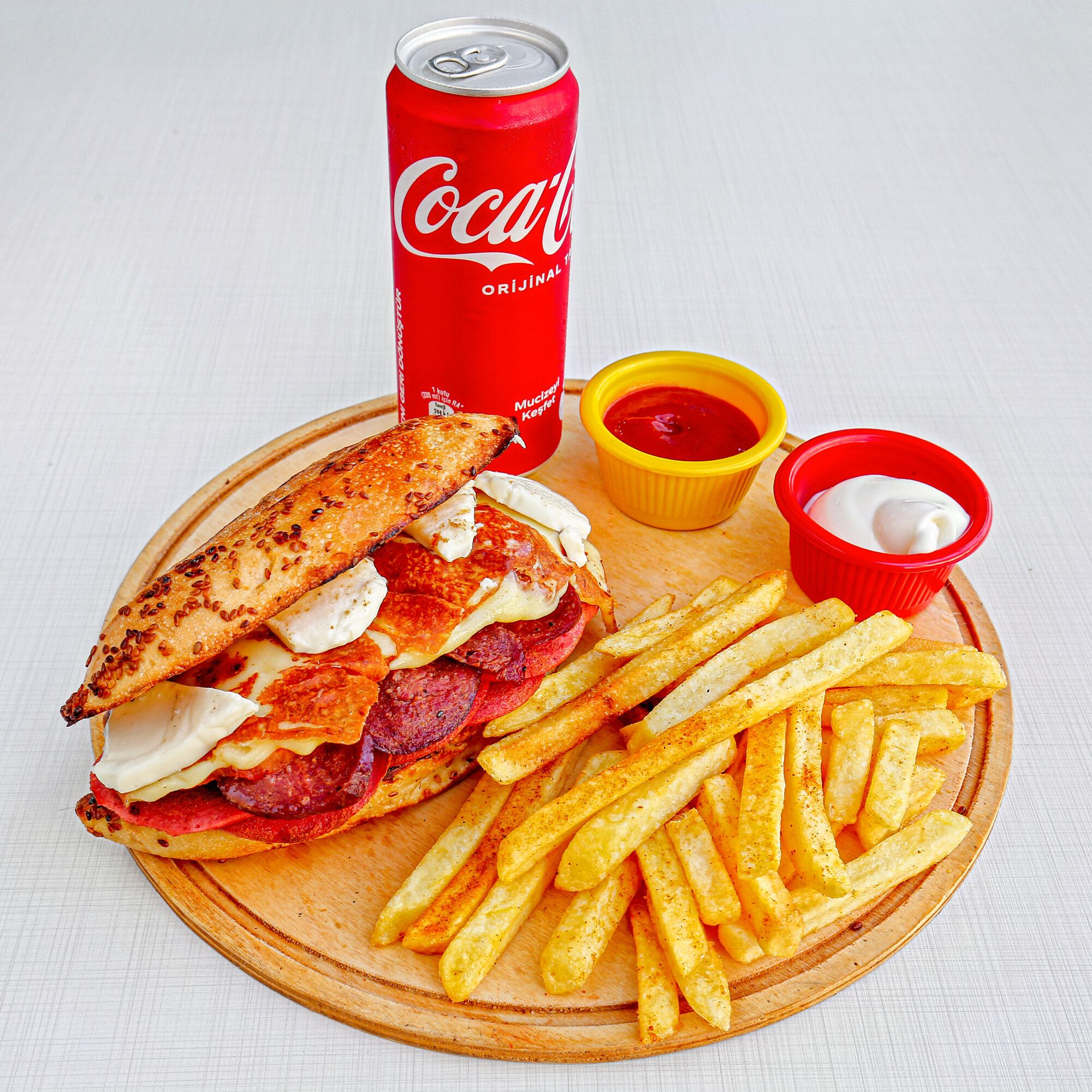 Menü Sucuk Kaşar Cheddar Kumru+Patates+Kola