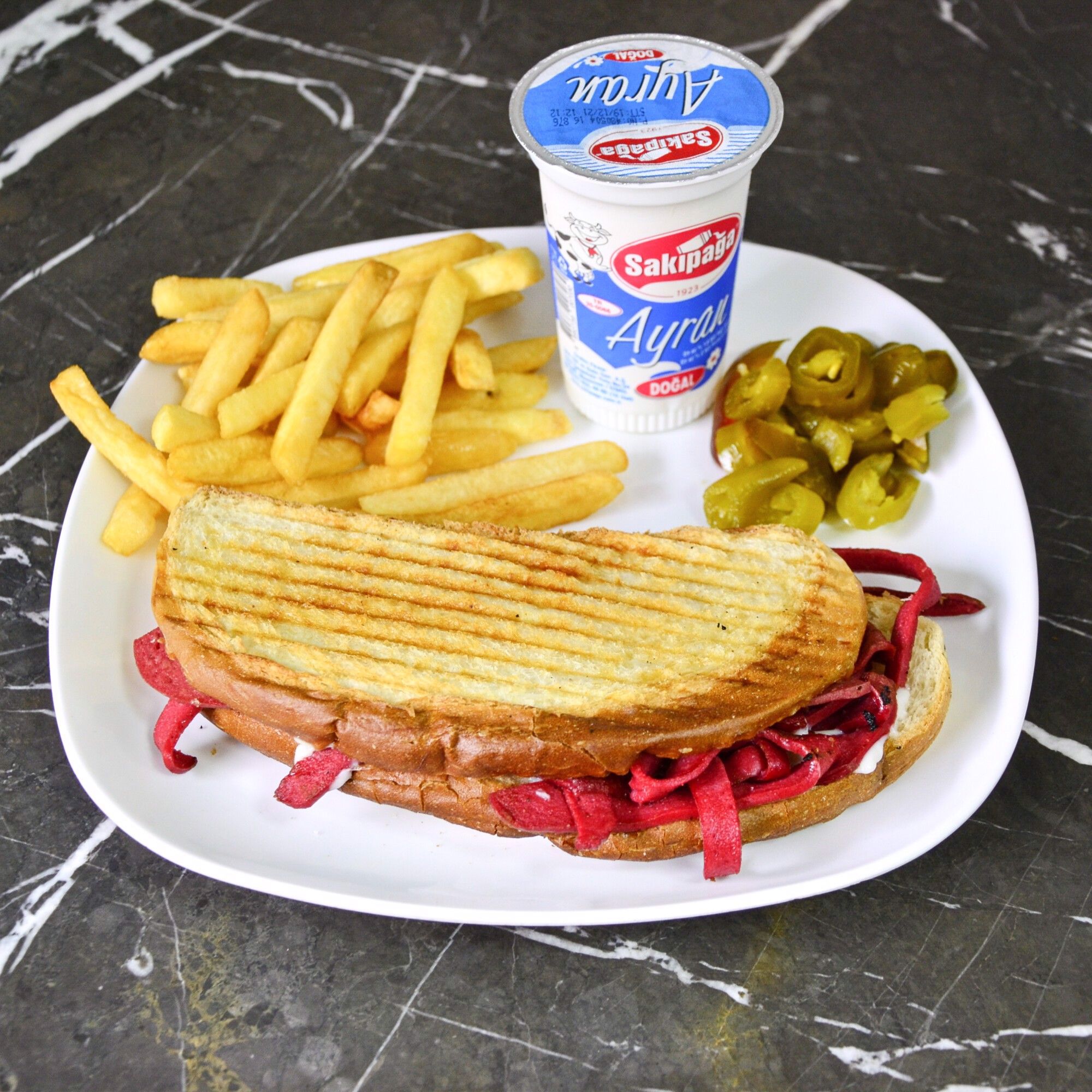 Menü Sucuk Kaşar Savaş Cheddar+Patates+Ayran